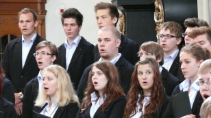 junge Menschen in Kirchen-Chor